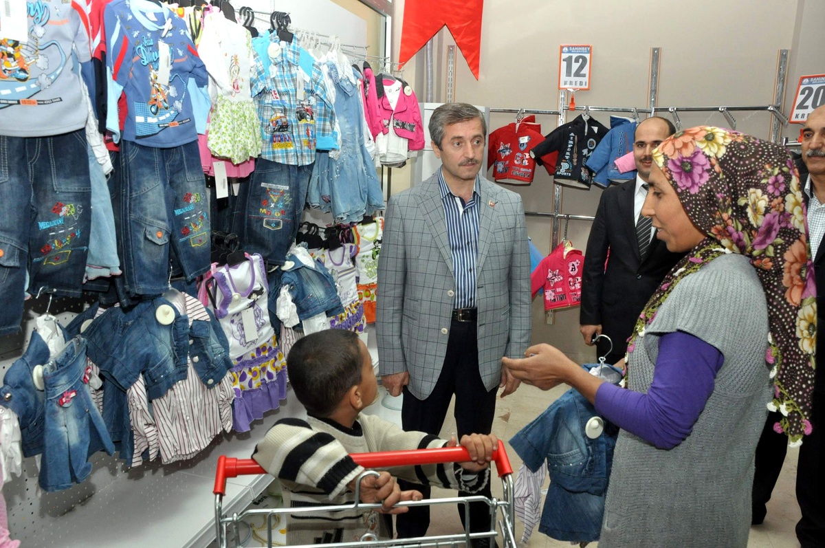 Başkan Tahmazoğlu Sosyal Marketi Ziyaret Etti