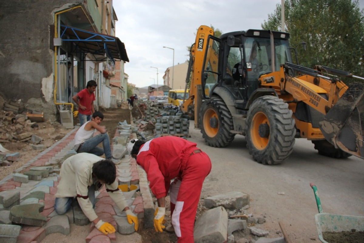 Bayburt Belediyesi Asfalt ve Kaldırım Çalışmalarını Sürdürüyor