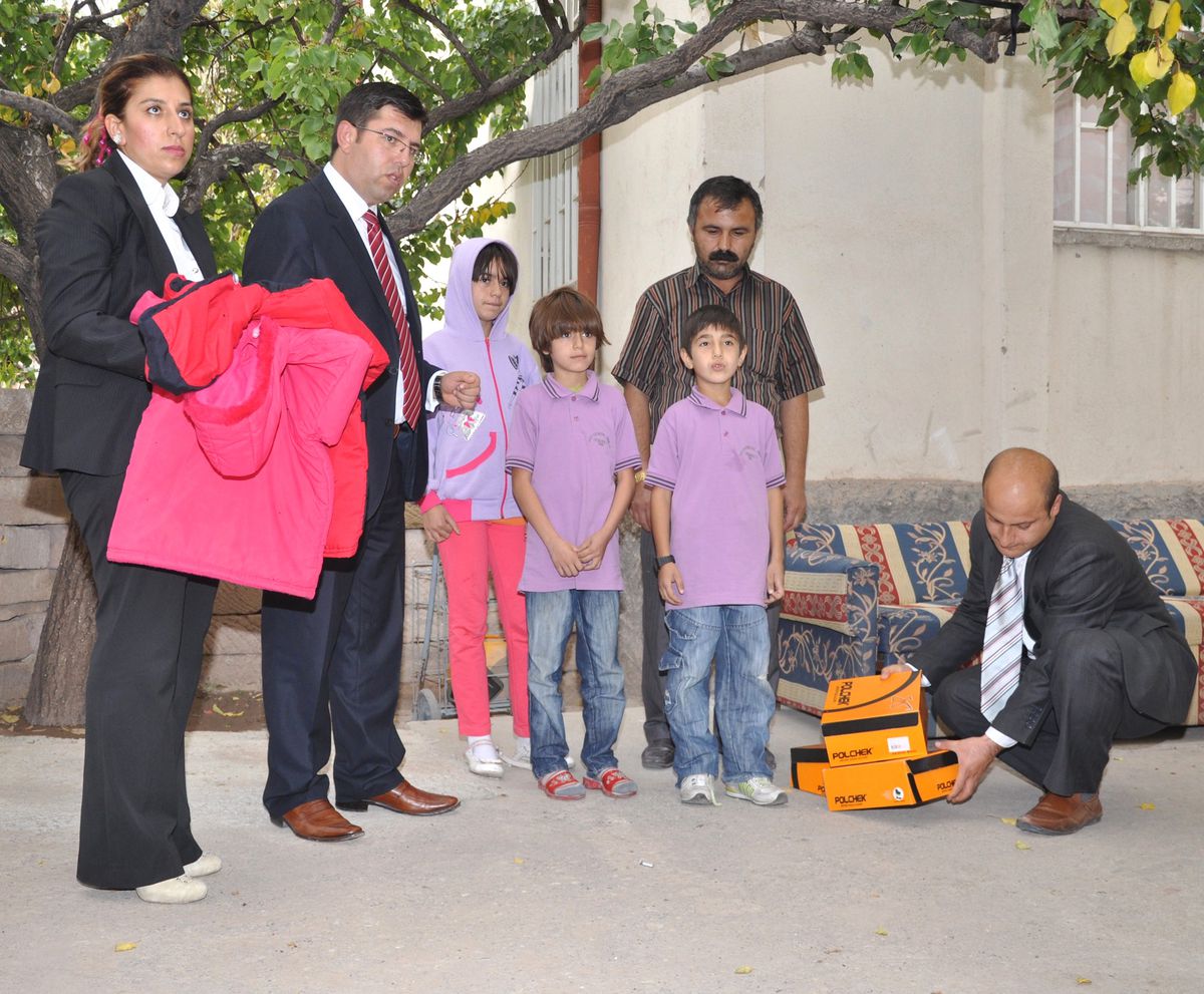 Dsm\'den Hükümlülere Giyecek Yardımı