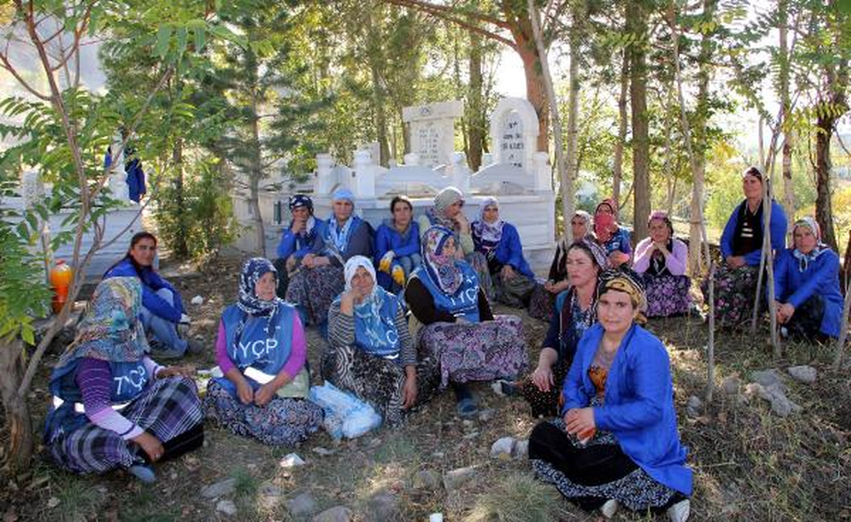 İşçi Kadınlar, Mezarlık Temizliğinde