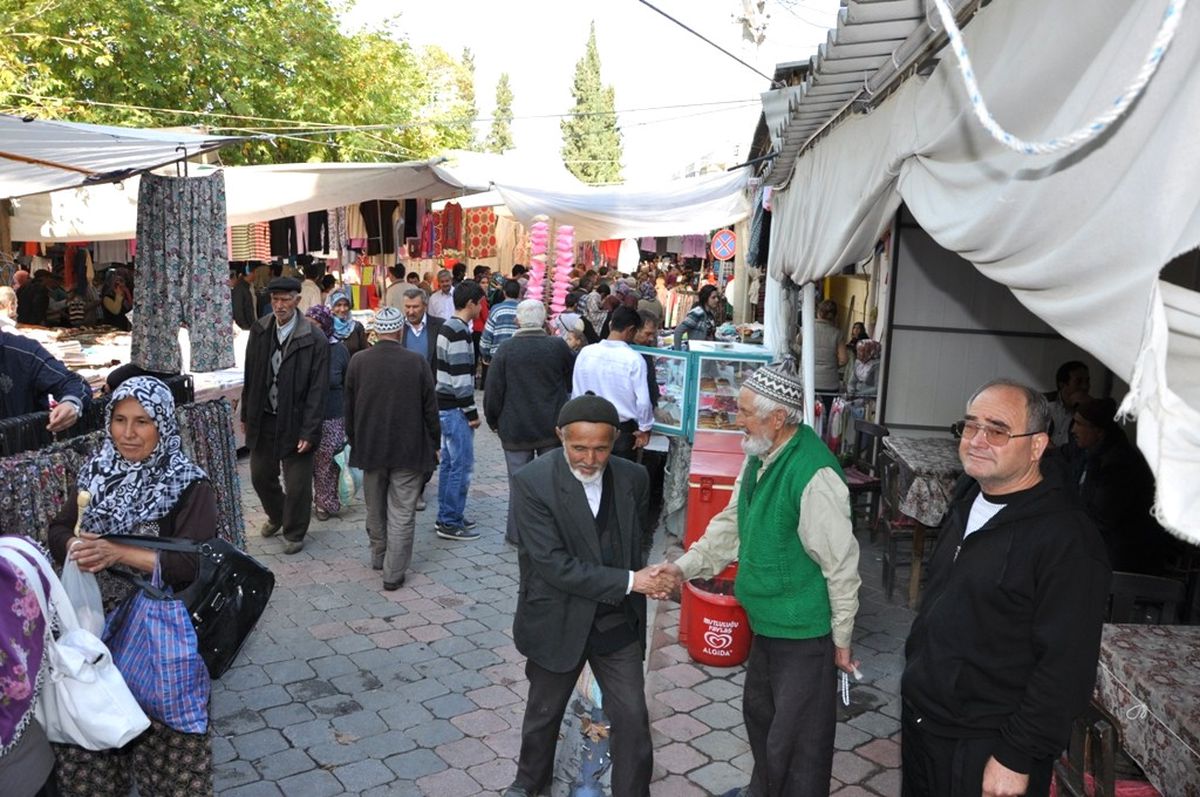Gördes\'te Pazarda Bayram Bereketi