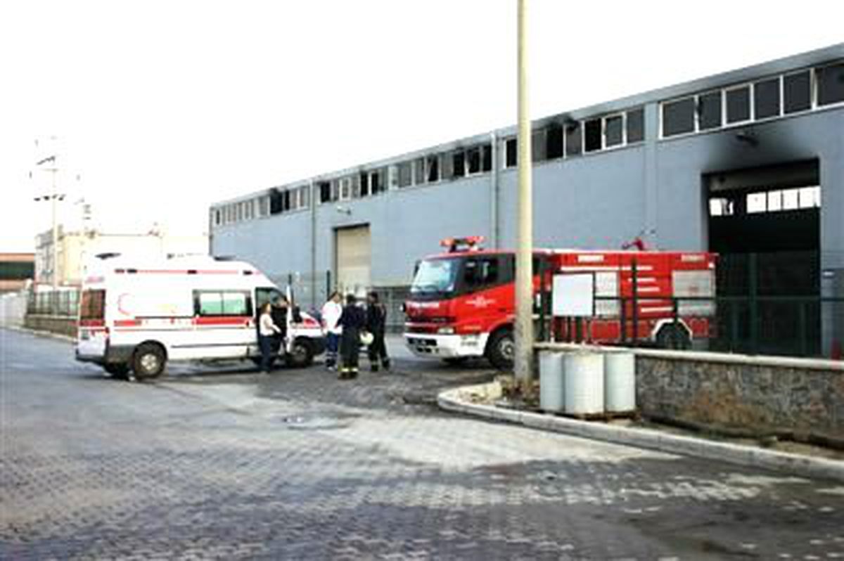 İzmir\'de Fabrika Yangını Korkuttu