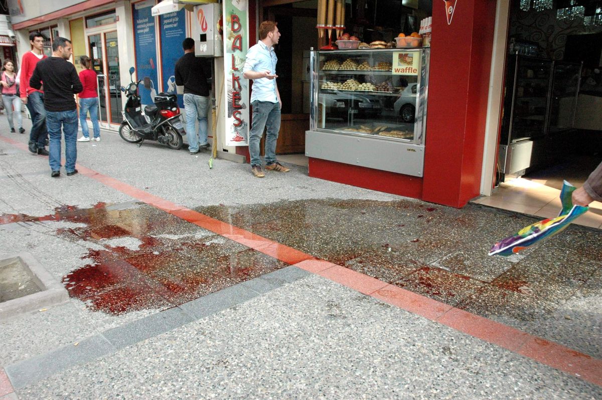 Kendisini Bıçaklayan Şahsı Döverek Bayılttı