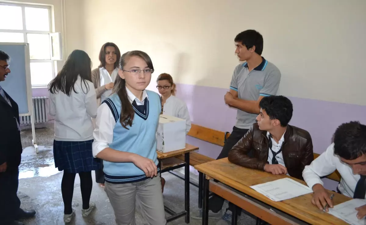 Kula Yunus Emre Anadolu Lisesi Başkanını Seçti