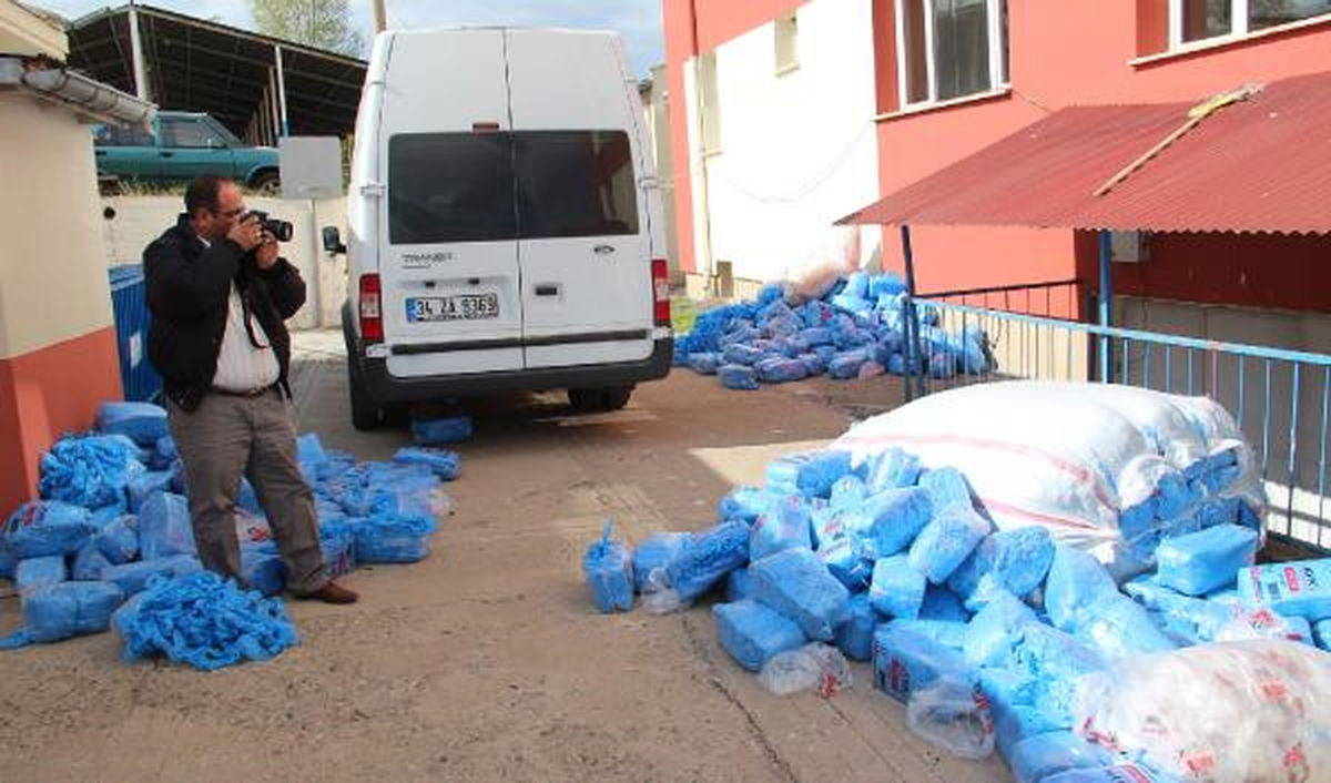 Minibüste Galoşlar Arasında 40 Bin Paket Kaçak Sigara Ele Geçirildi