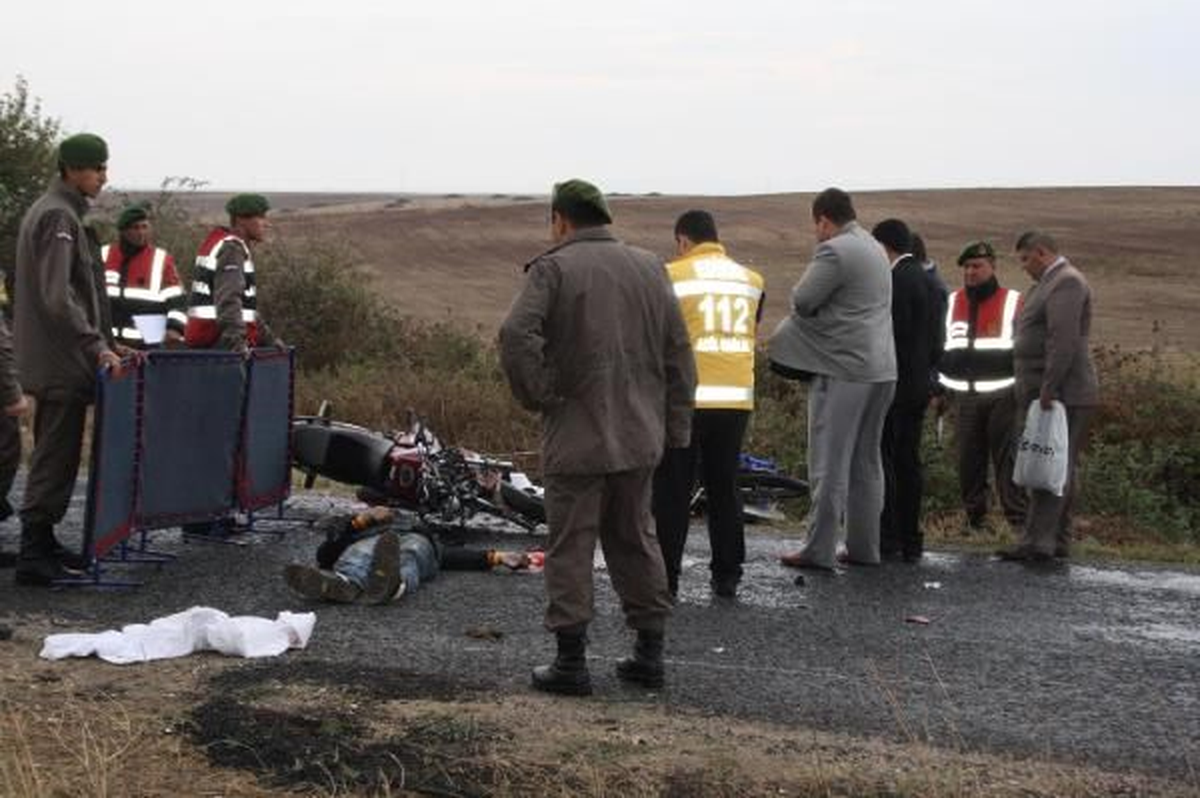 Motosikletler Kafa Kafaya Çarpıştı
