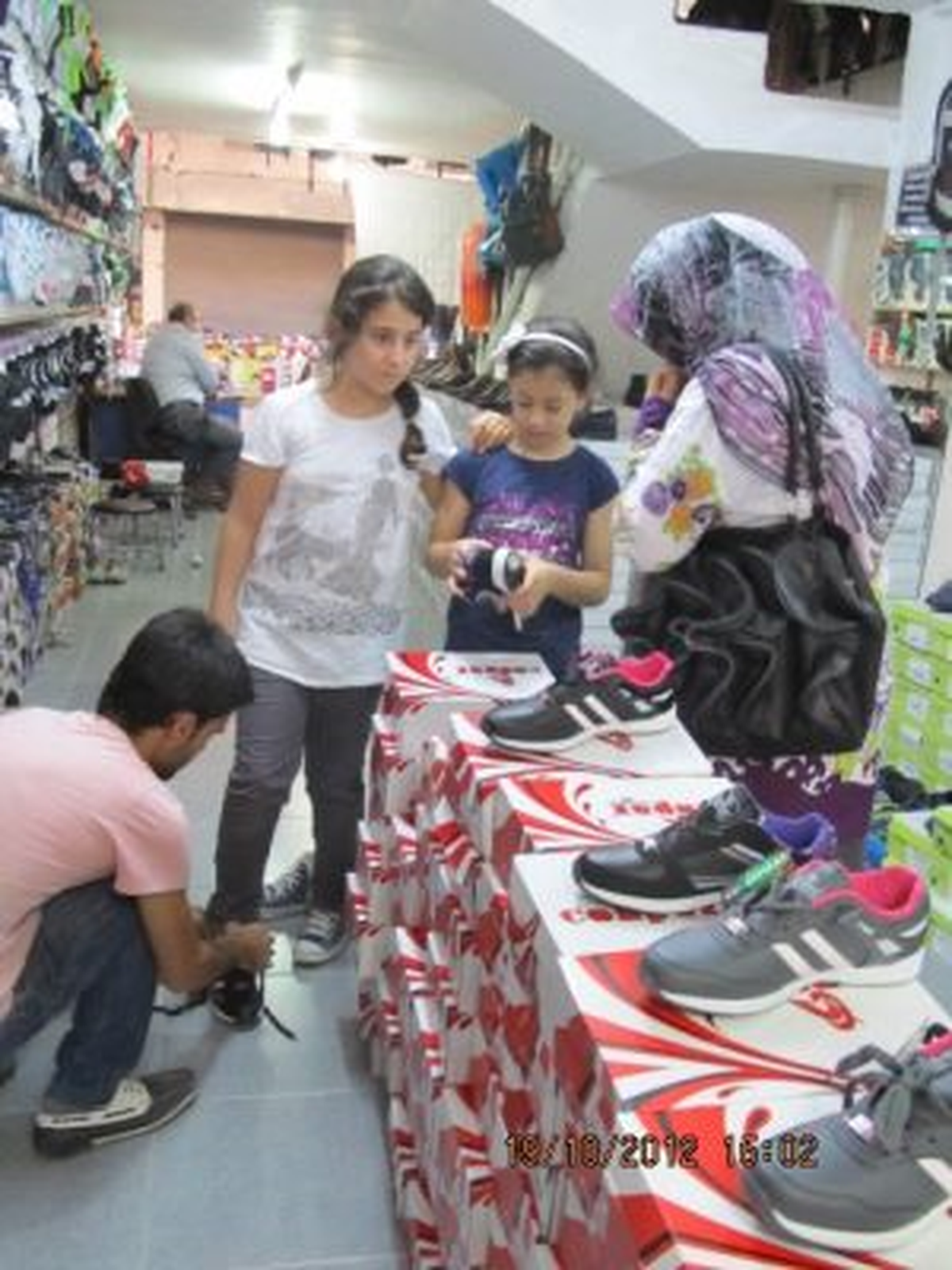 Nehir Derneği\'nden Yetimlere Bayramlık
