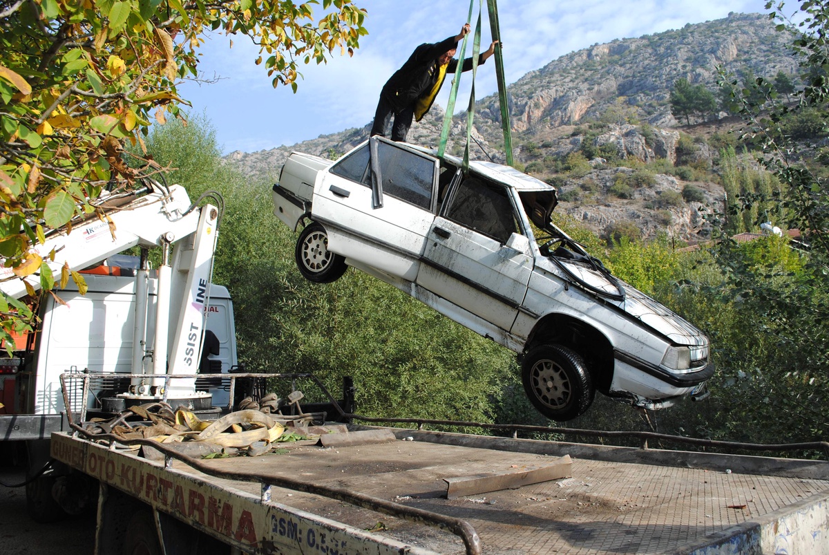 Otomobili Irmağa Uçtu Eve Gidip Uyudu