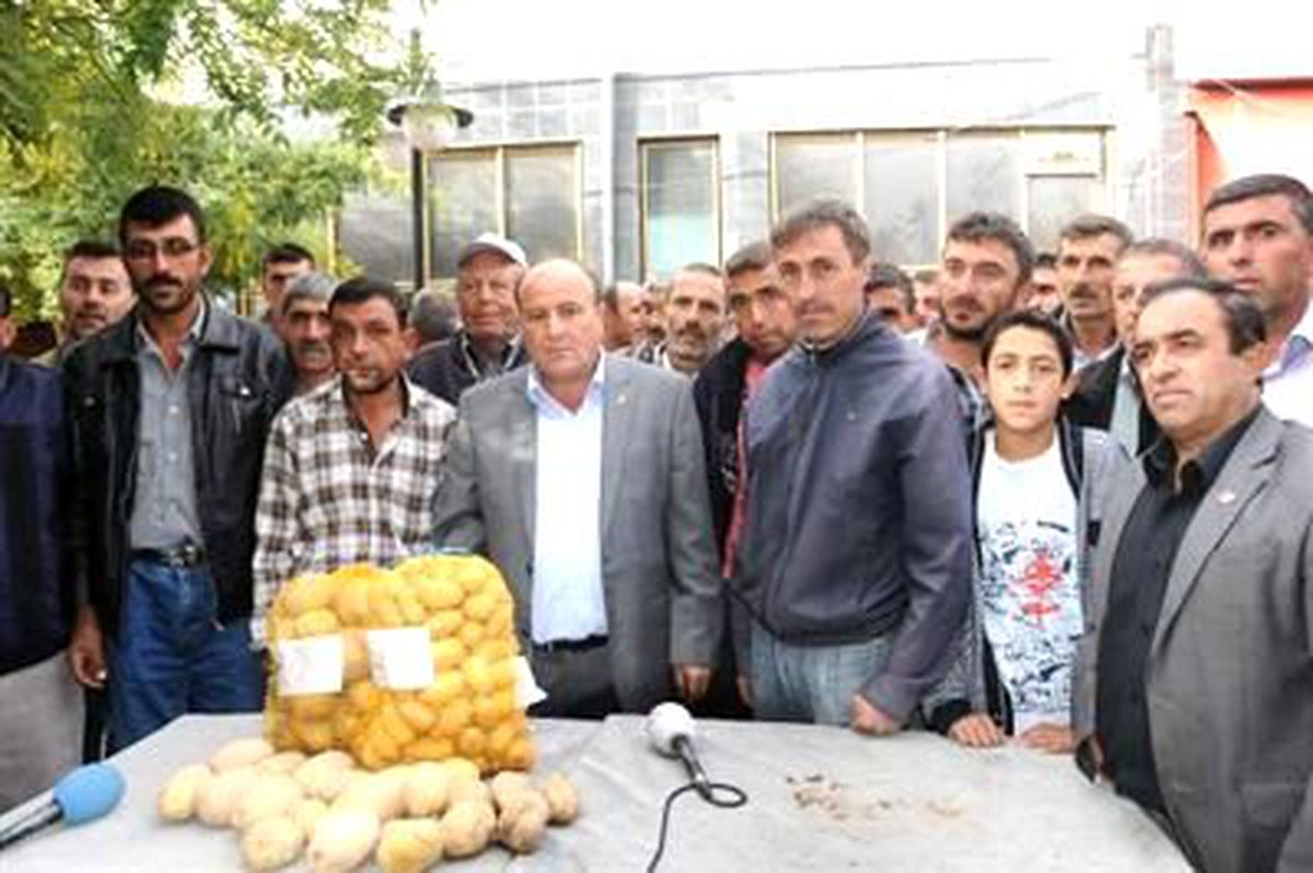Patates Üreticilerinden Başbakan\'a Bir Çuval Patates