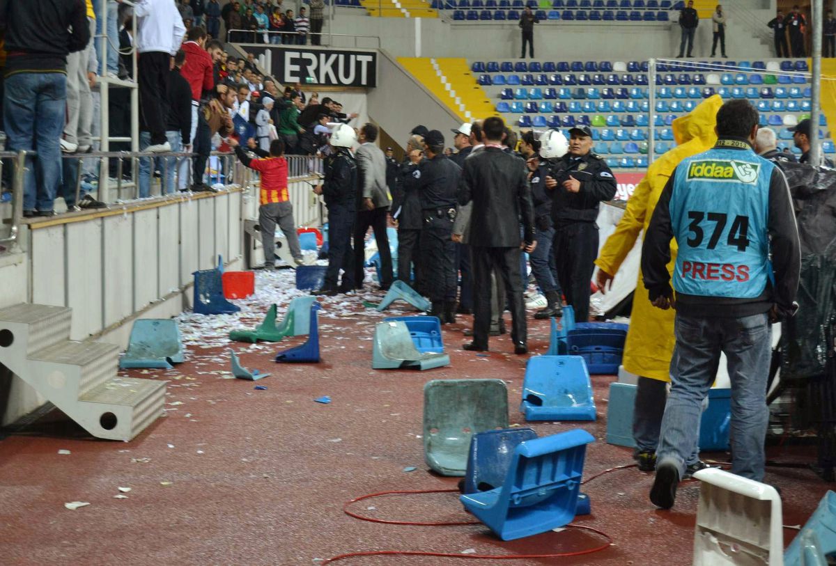 Polisin Kafasına Sandalye Vurdu