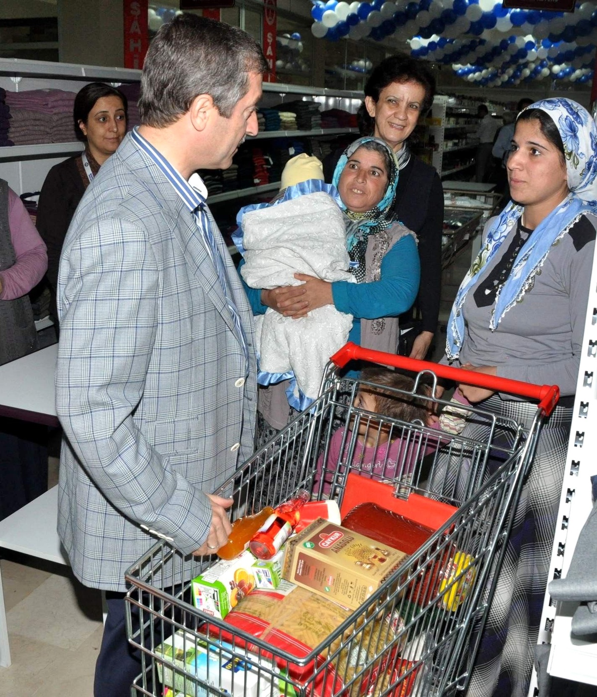 Şahinbey Belediye Başkanı Tahmazoğlu, Sosyal Marketi Ziyaret Etti