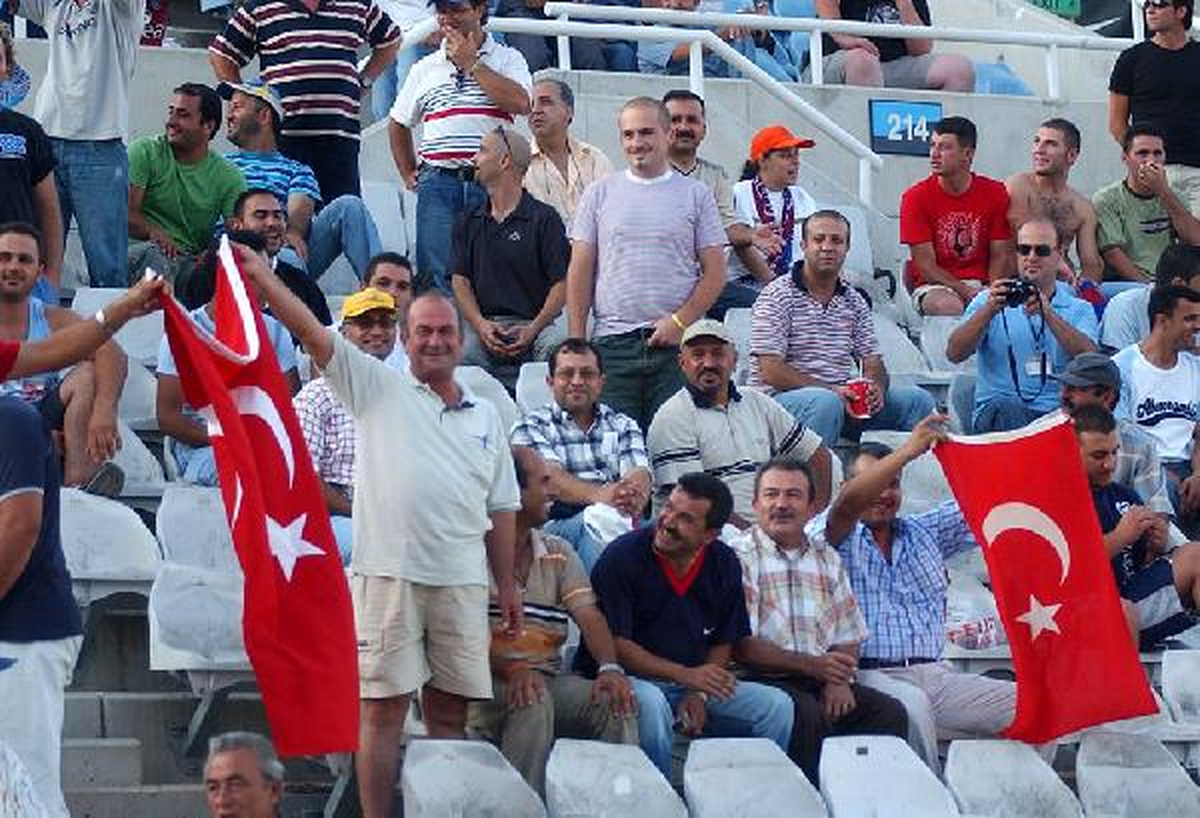 Trabzonsporlu Taraftar Rum Kesimi\'nde Türk Bayrağı Açmıştı