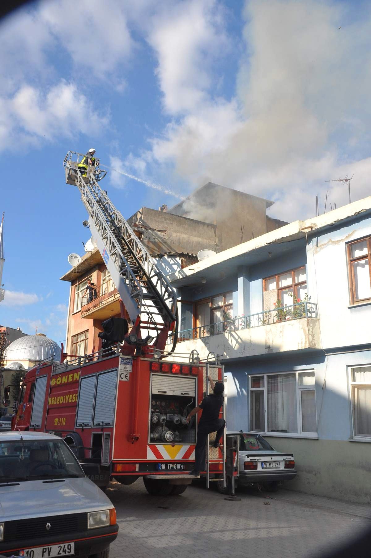 Üniversite Öğrencilerinin Kaldığı Apartmanda Korkutan Yangın
