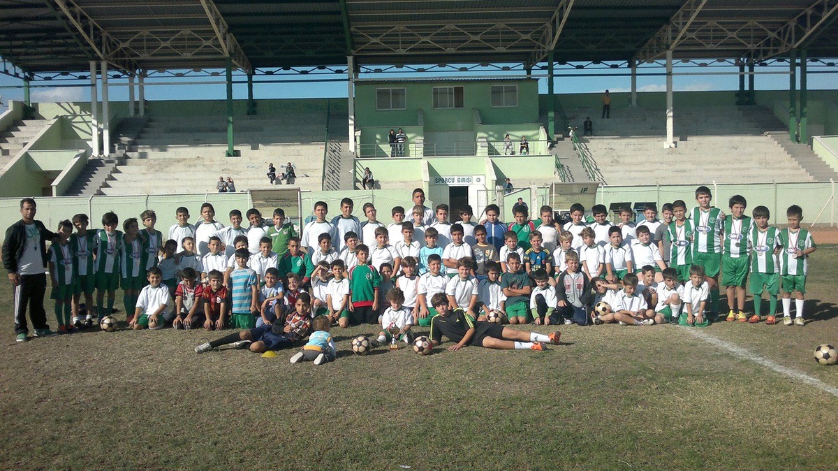 Urla Gençlik Spor\'un Alt Yapısı Futbolcu Fabrikası Gibi