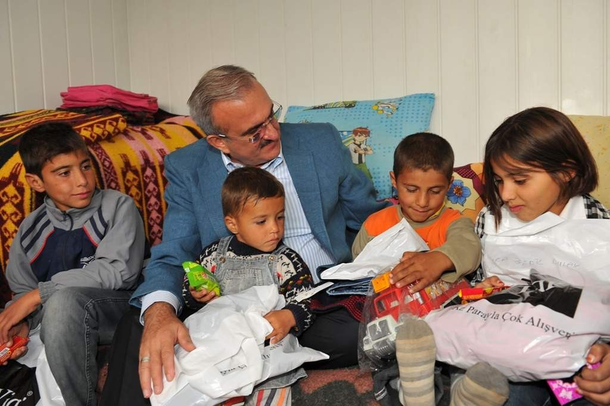 Vali Karaloğlu\'nden Depremde Eşini Kaybeden Ailelere Bayram Öncesi Ziyaret
