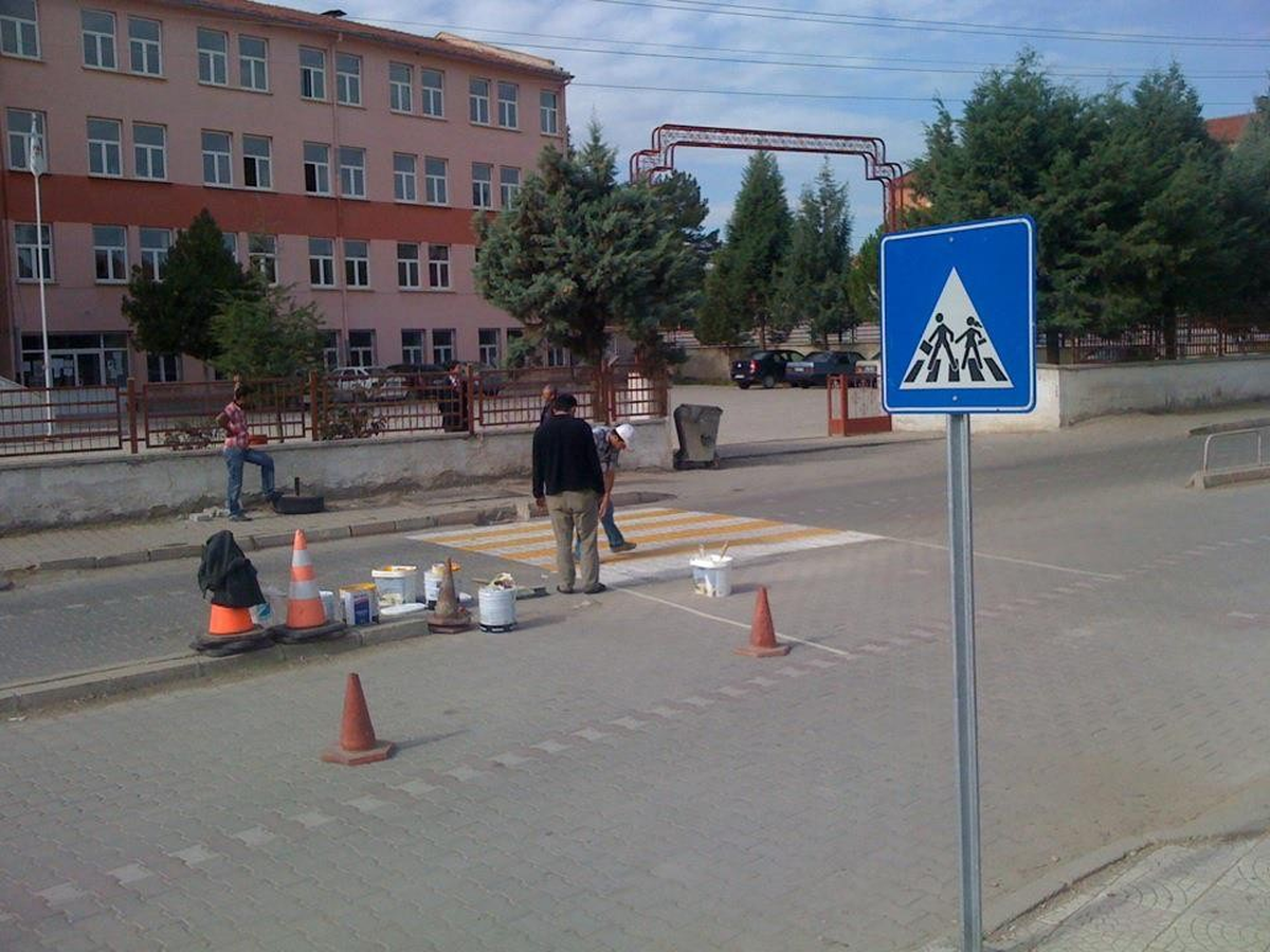 Yaya Geçitleri ve Yol Tümsekleri Boyanıyor
