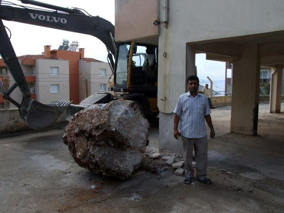 300 Metre Yüksekten Kopan Kaya Apartmana Çarptı