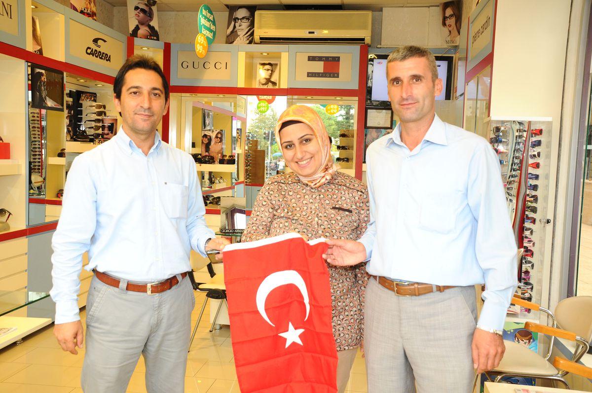 Aesob Esnafa Türk Bayrağı Dağıtıyor