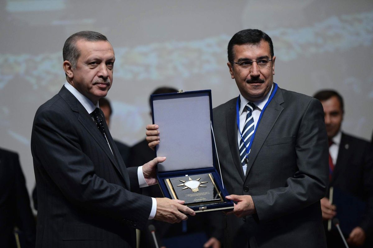 Başbakan\'dan AK Parti Malatya İl Başkanı Tüfenkci\'ye Plaket