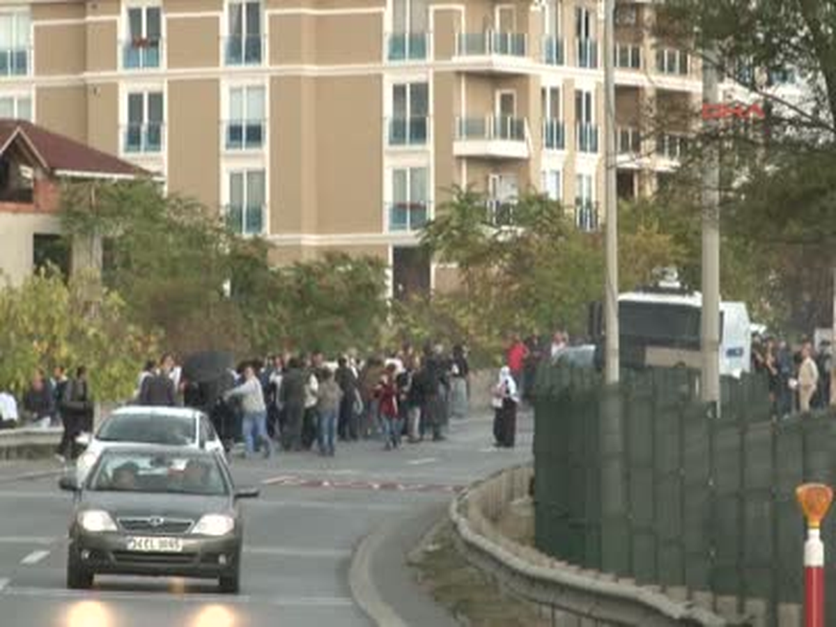 BDP\'li Grubun Yürüyüşü Sırasında Büyükçekmece\'de Olaylar Çıktı Milletvekilleri Sebahat Tuncel ve...