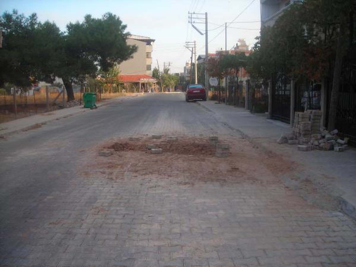 Bozuk Yola Trafik İşareti Yerine Taş Konulunca, Çenesi Kırıldı