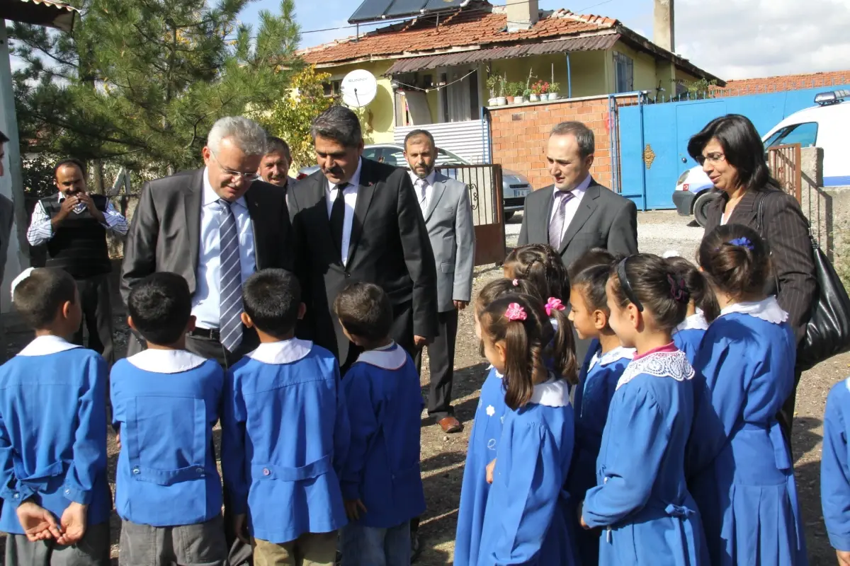 Çankırı Emniyet Müdürü Dağlı\'dan Öğrencilere Kışlık Kaban