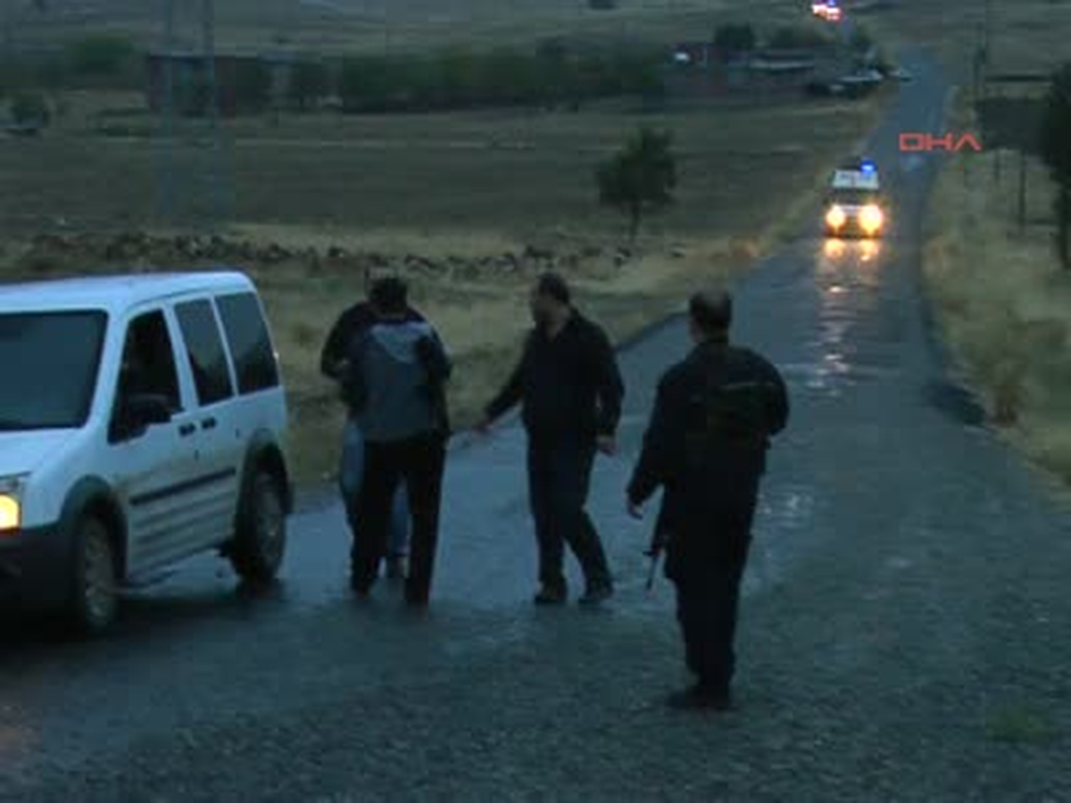 Diyarbakır\'da Otomobil Tarandı: 5 Ölü