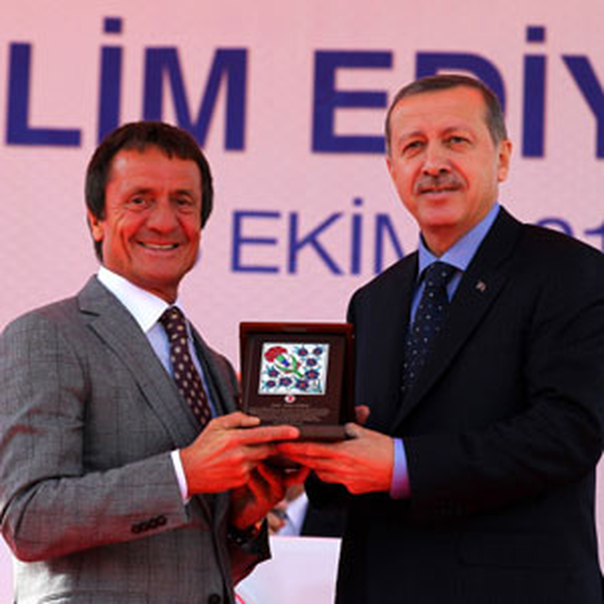 Eğitime Katkıda Bulunanlara Plaket