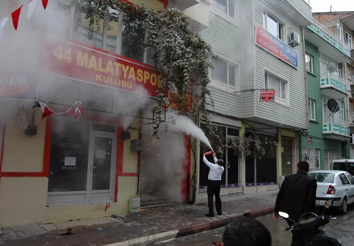 Elektrik Kablolarının Neden Olduğu Yangın Söndürüldü