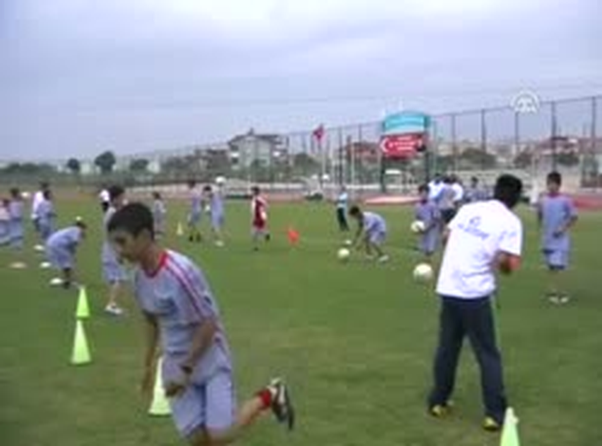 Erkek Futbolculara Kadın Antrenör