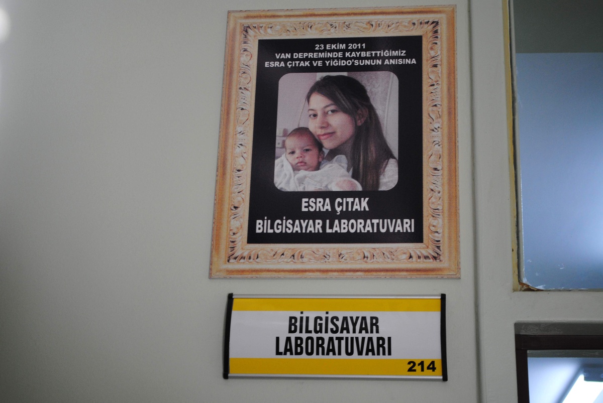 Esra Öğretmenin Ailesinden Okuluna Bilgisayar Bağışı