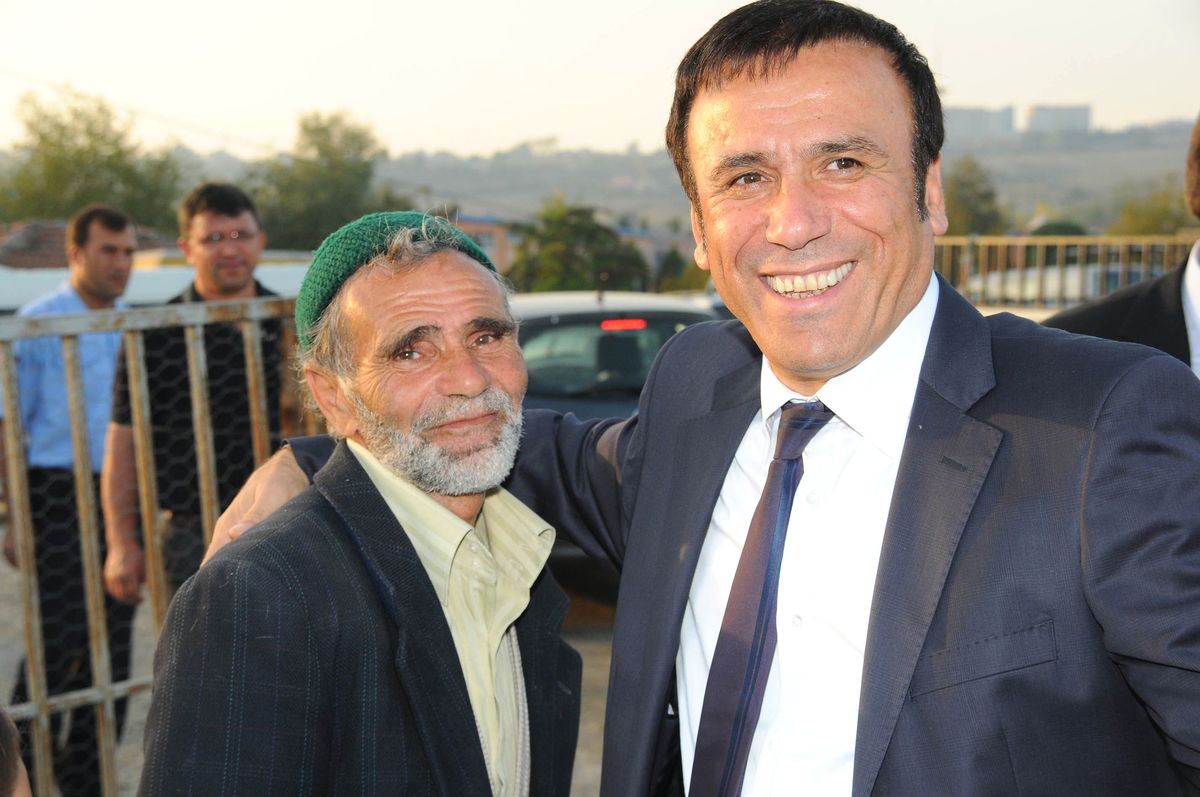 Genç, Hayvan Pazarını Gezdi