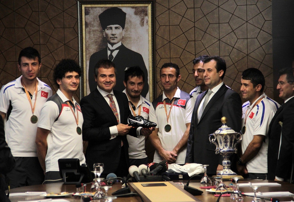 Gençlik ve Spor Bakanı Suat Kılıç Dünya Üçüncüsü Ampute Futbol Milli Takımını Kabul Etti