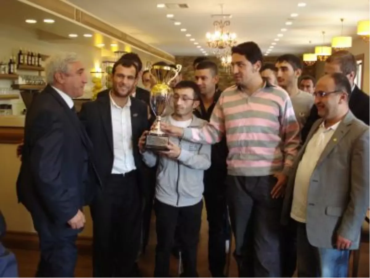 İSÖS\'lüler Yeni Sezon Açılışında Kahvaltıda Buluştu!