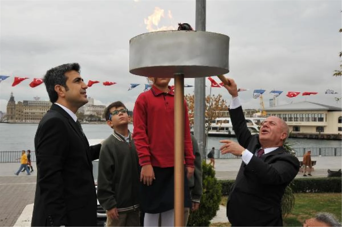 Kadıköy\'de Cumhuriyet Bayramı Kutlamaları Meşale Yakma Töreniyle Başladı