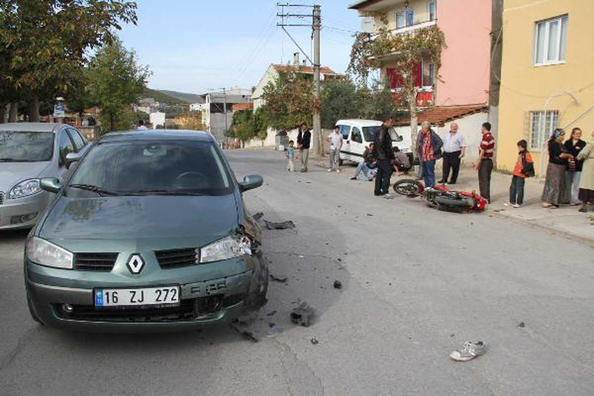 Kasksız Motosiklet Sürücüsü Kazada Yaralandı