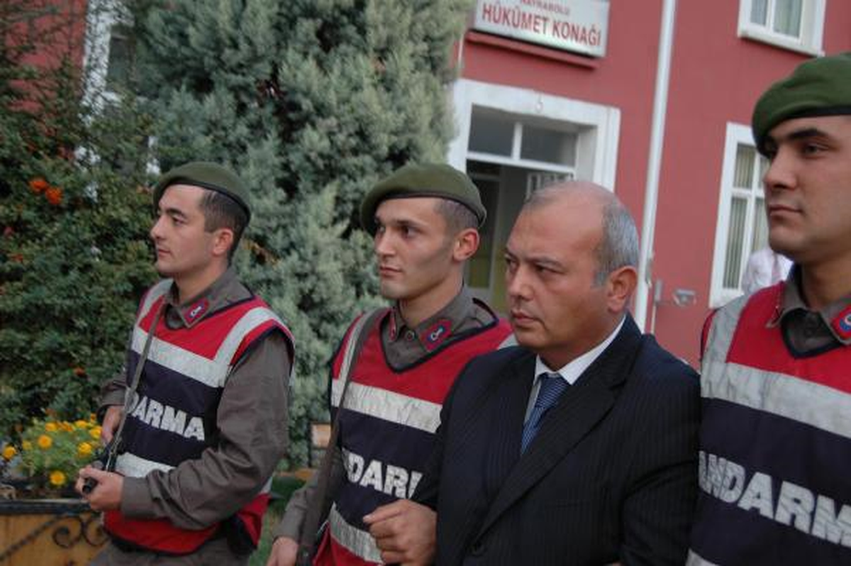 Öğrencilerini Odasında Taciz Eden Müdür!