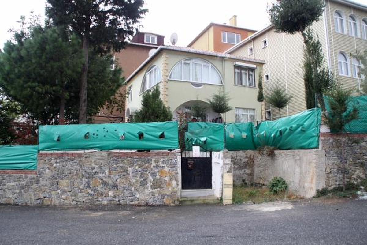Köpekler Bakıcıya Sahibi Gazetecilere Saldırdı