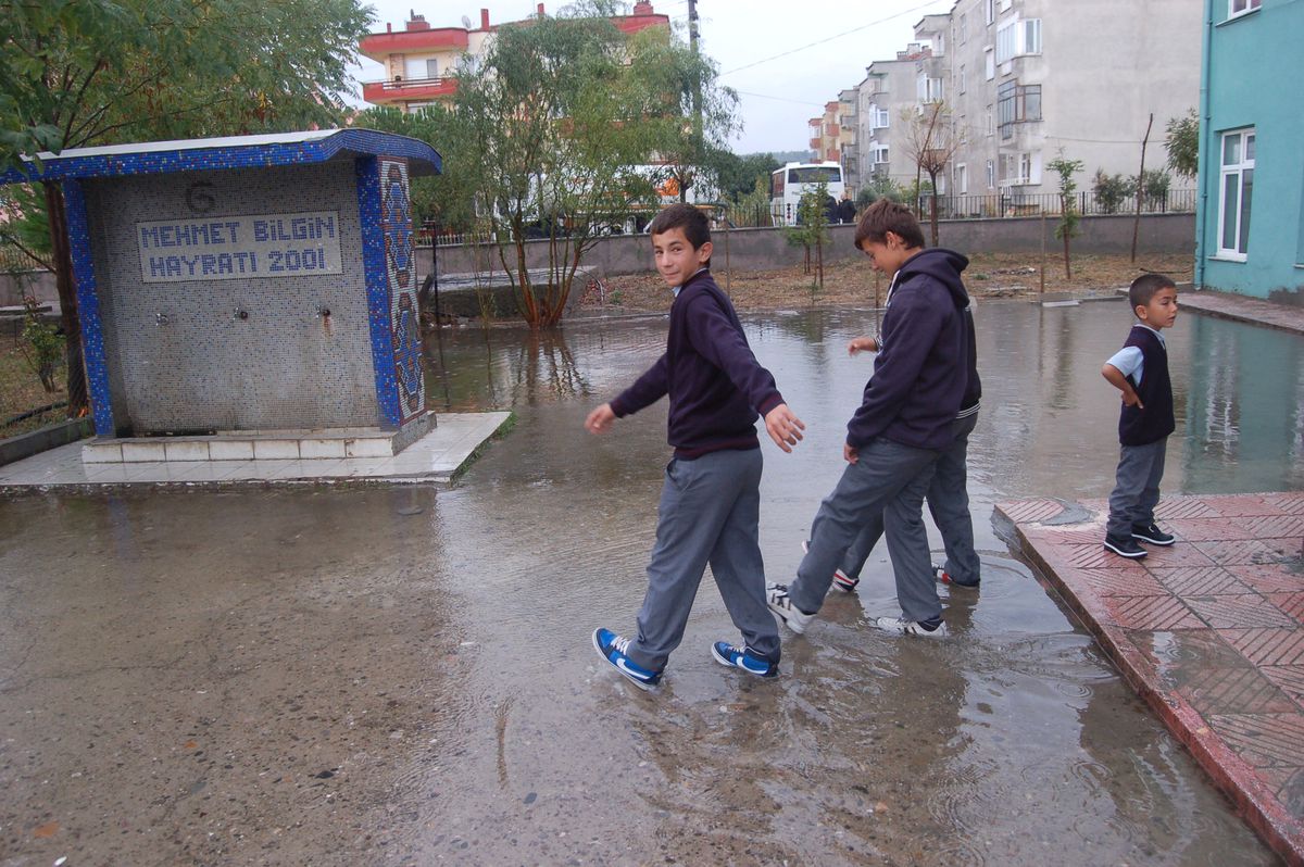 Lağım Kokusundan Sınıflara Giremediler