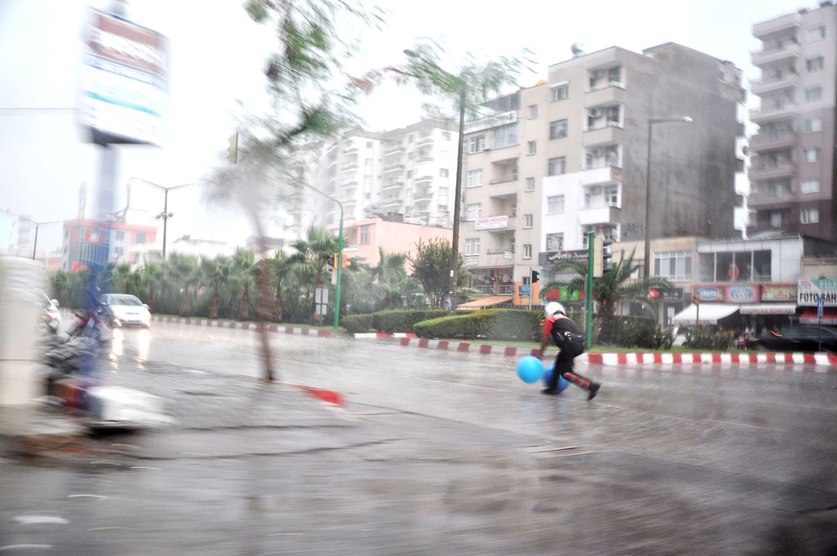Mersin\'de Sağanak Yağış Hayatı Olumsuz Etkiledi