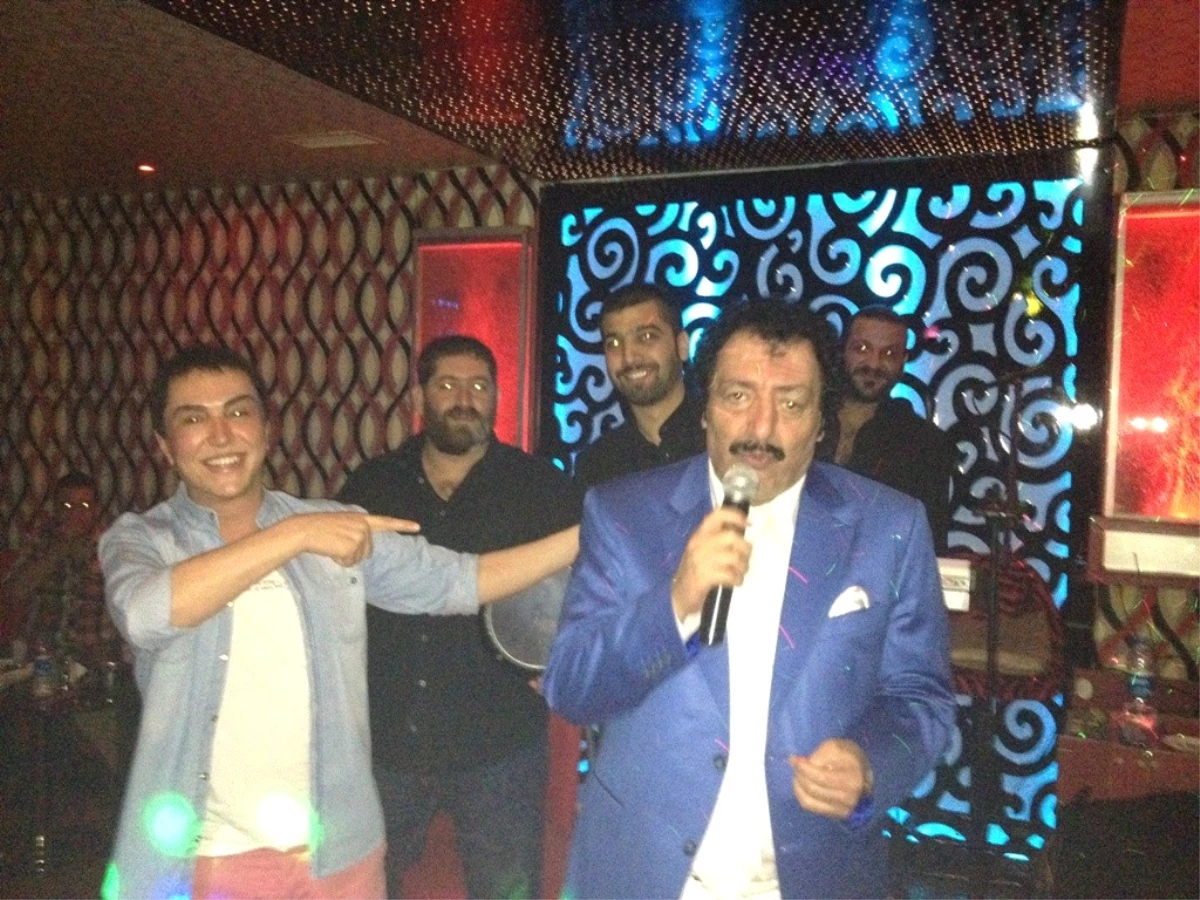 Müslüm Gürses İzmir\'de Konser Verdi