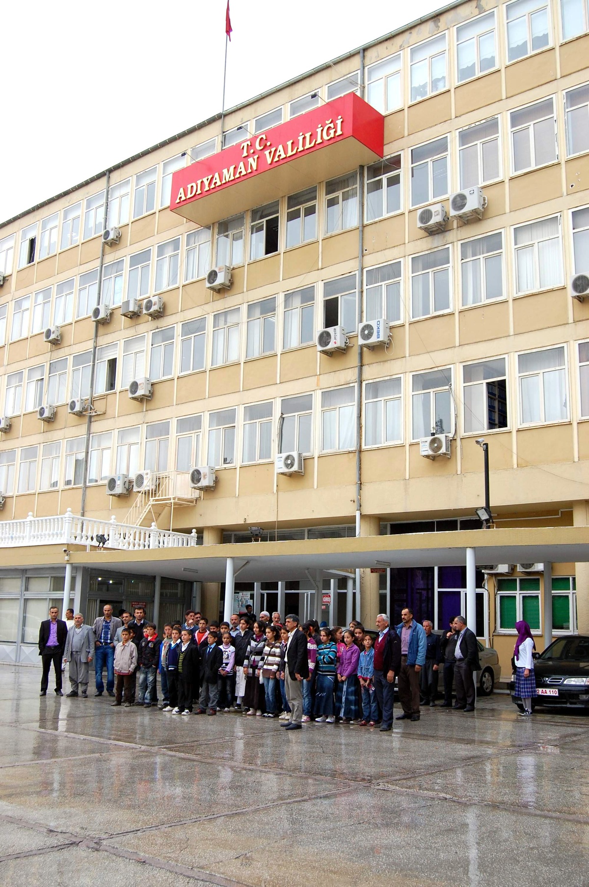 Öğrenciler ve Velileri \'Okul\' İçin Valiliğe Geldi