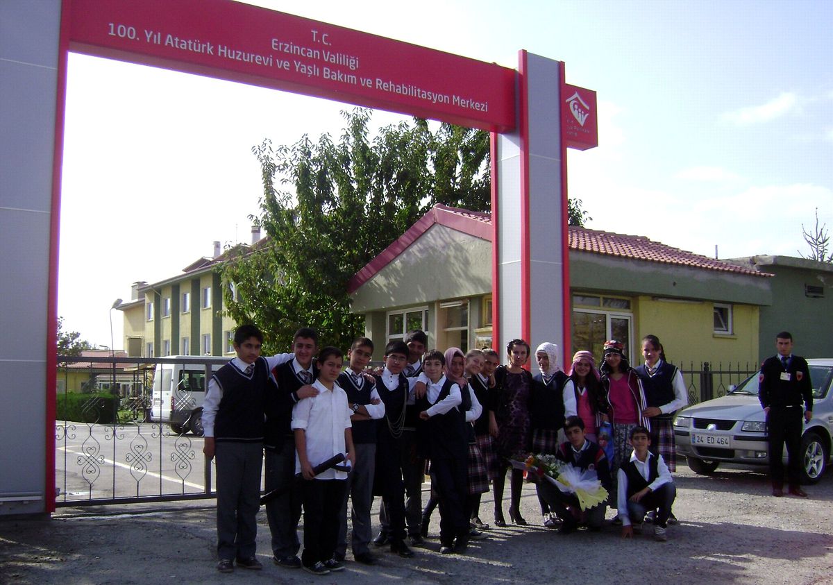 Öğrencilerden Huzurevine Bayram Öncesi Ziyaret