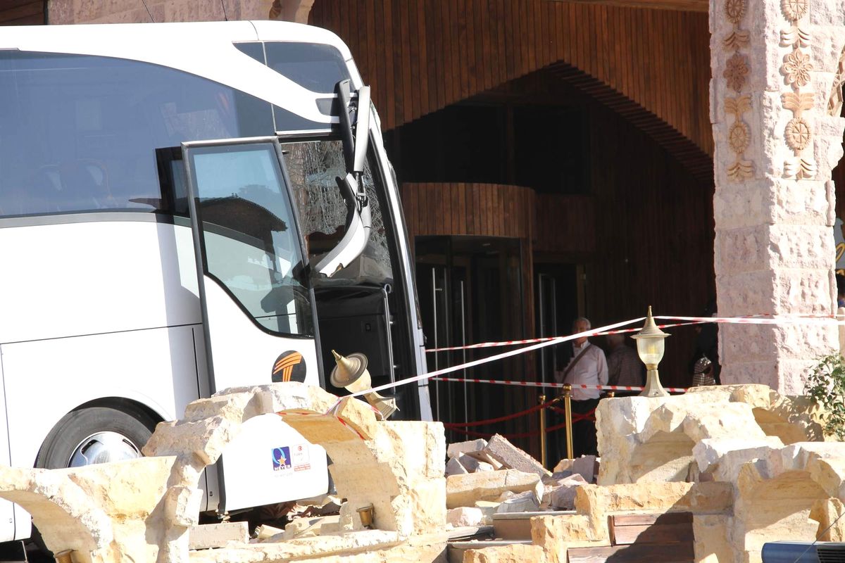 Otelin Önünde Üzerine Taş Düşen Çinli Turist Hayatını Kaybetti