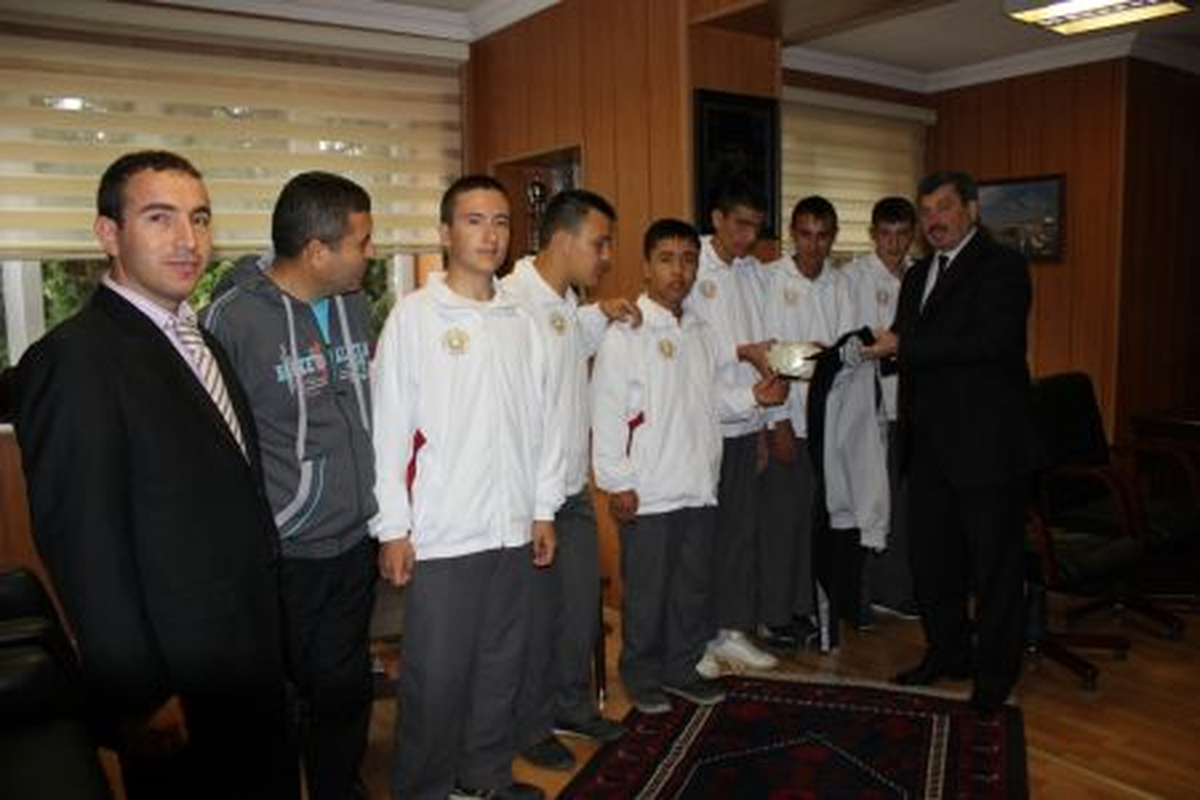 Özel Sporcular Futbol Takımımıza Malzeme Desteği
