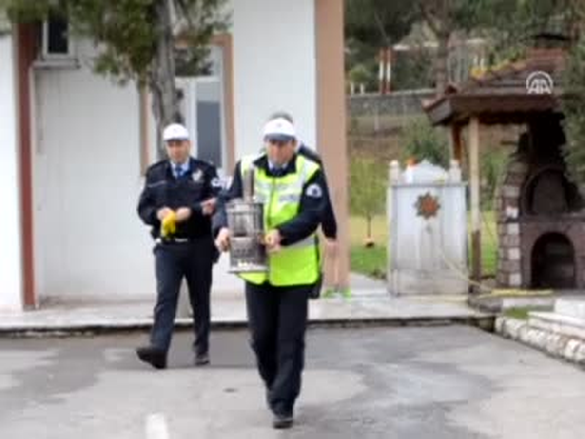 Polislerden Semaverde Çay İkramı