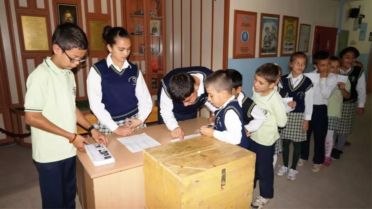 Sarıgöl\'de Öğrenciler Seçim Heyecanı Yaşadı