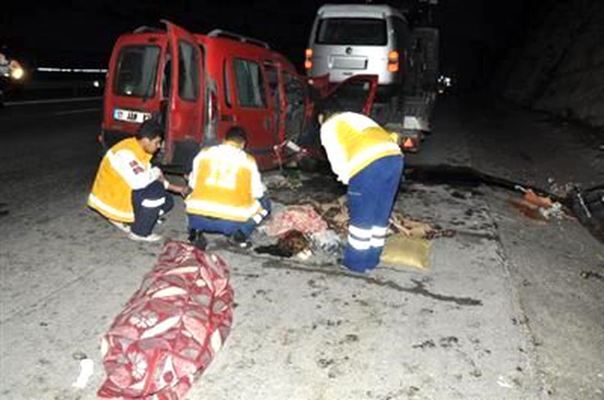 Tarsus\'ta Trafik Kazası: 3 Ölü, 6 Yaralı
