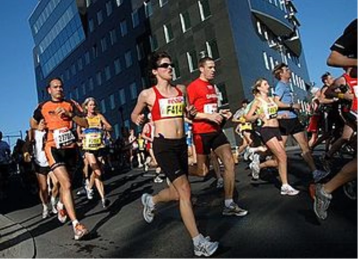Tiran\'da Düzenlenen Maratona 3 Bin Kişi Katıldı