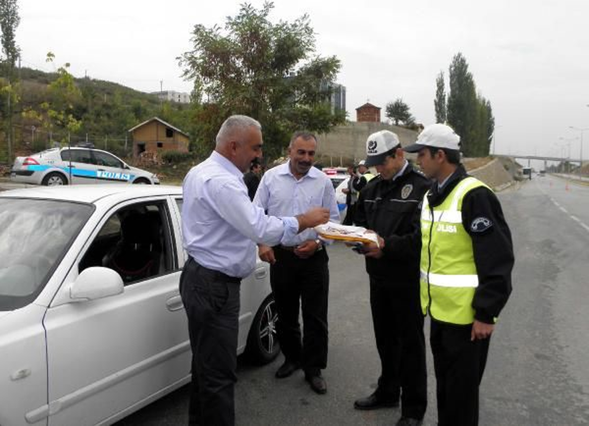 Trafik Polislerinden Sürücülere Semaverde Çay İkramı